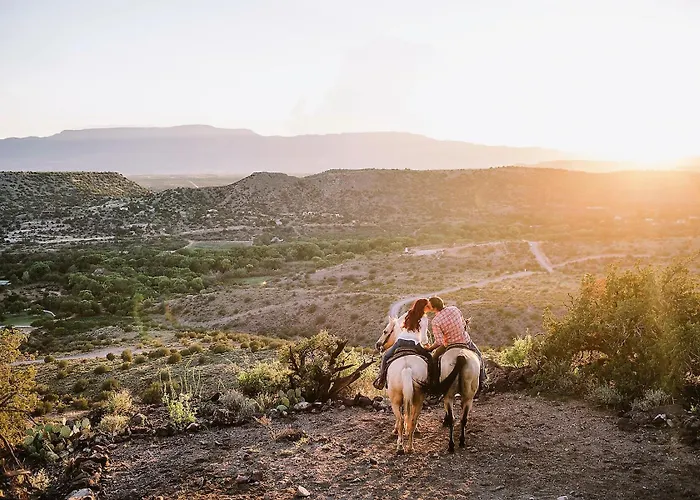 Red Rock Escape - Cozy King Bed & Gardens, Trails, Views, Red Rock Pass *