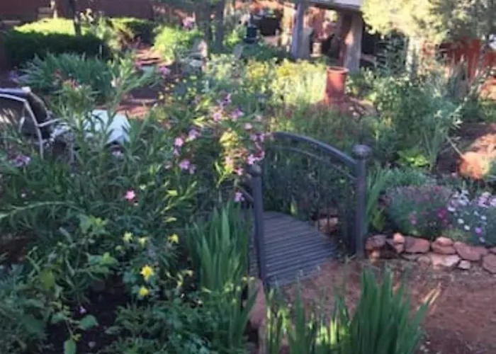 Red Rock Escape - Cozy King Bed & Gardens, Trails, Views, Red Rock Pass