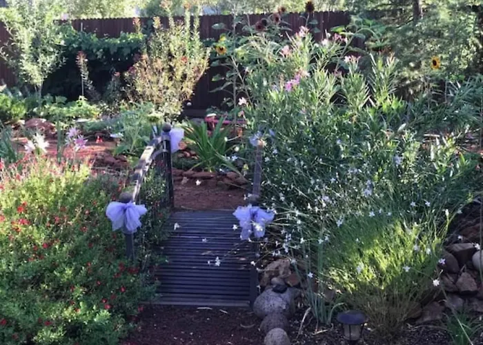 Hébergement de vacances Red Rock Escape - Cozy King Bed & Gardens, Trails, Views, Red Rock Pass